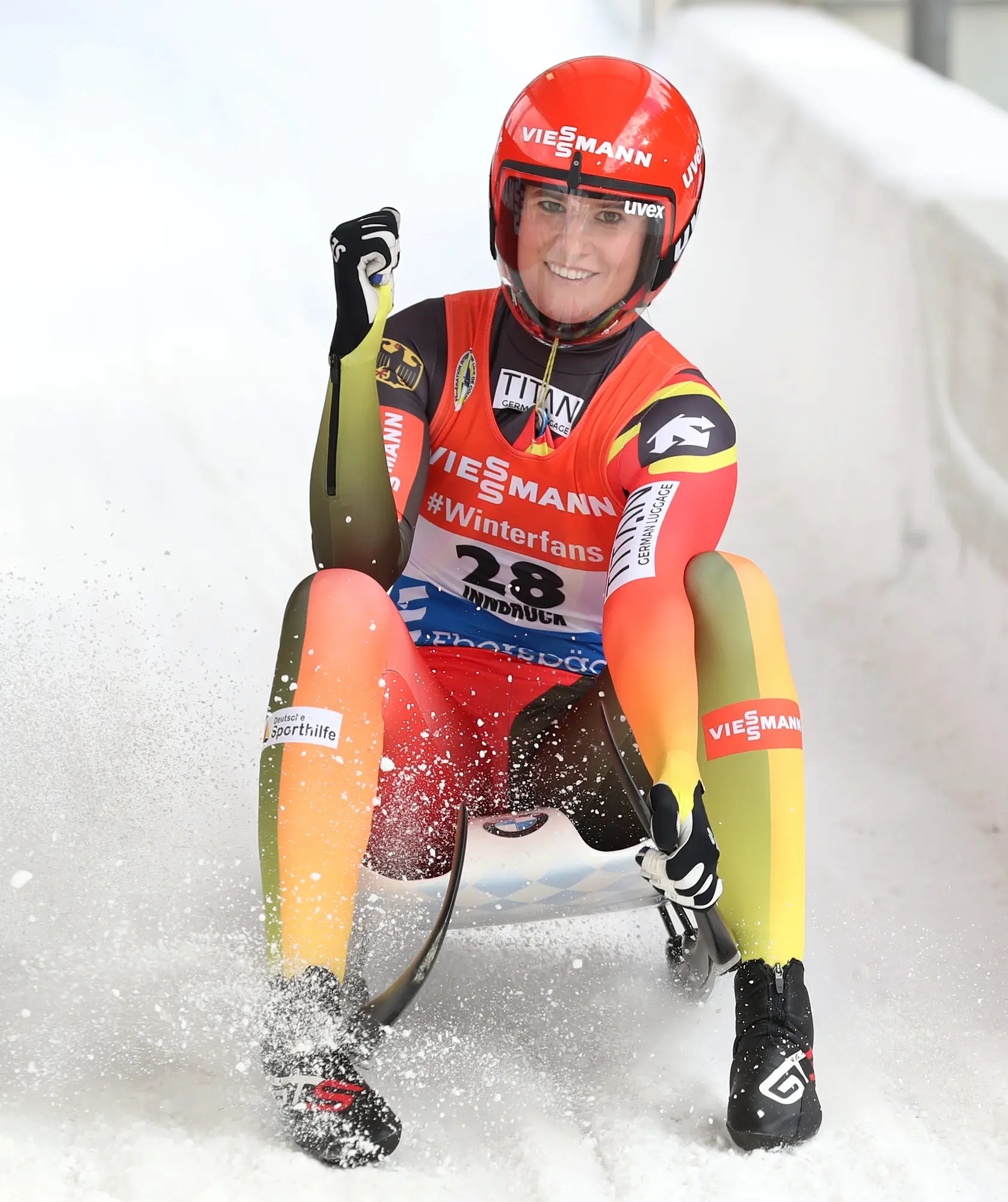 Natalie Geisenberger im Rennanzug auf ihrem Rennrodel im Zielauslauf des Weltcups in Innsbruck-Igls 2018