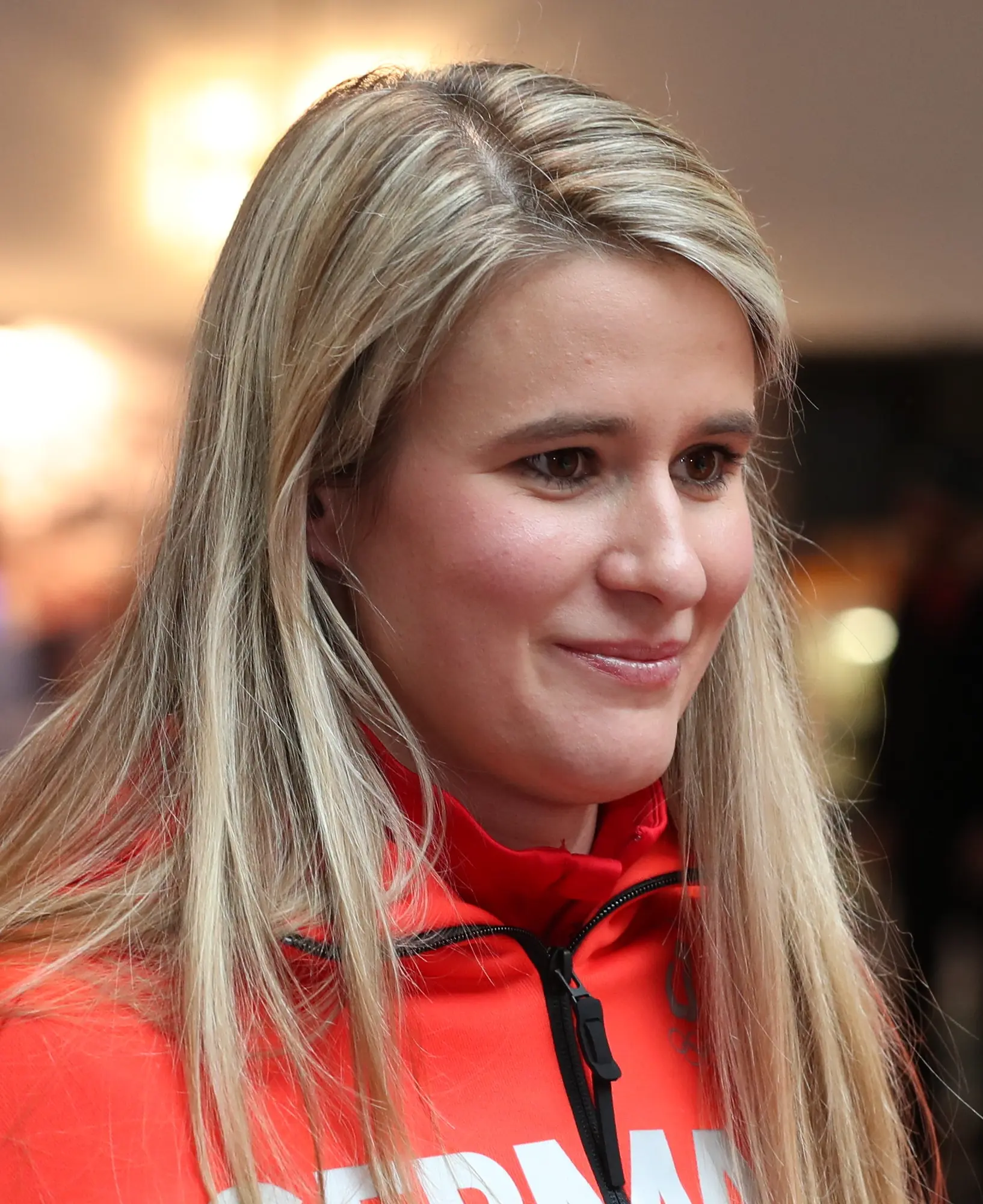 Porträt von Natalie Geisenberger bei der Einkleidung der deutschen Olympiamannschaft 2018