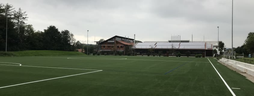 Kunstrasenplatz mit Flutlichtanlage